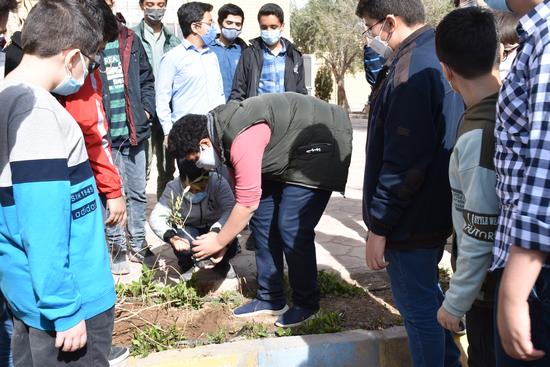 کاشت نهال در دبیرستان دوره اول استعدادهای درخشان شهید صدوقی یزد به مناسبت روز درختکاری