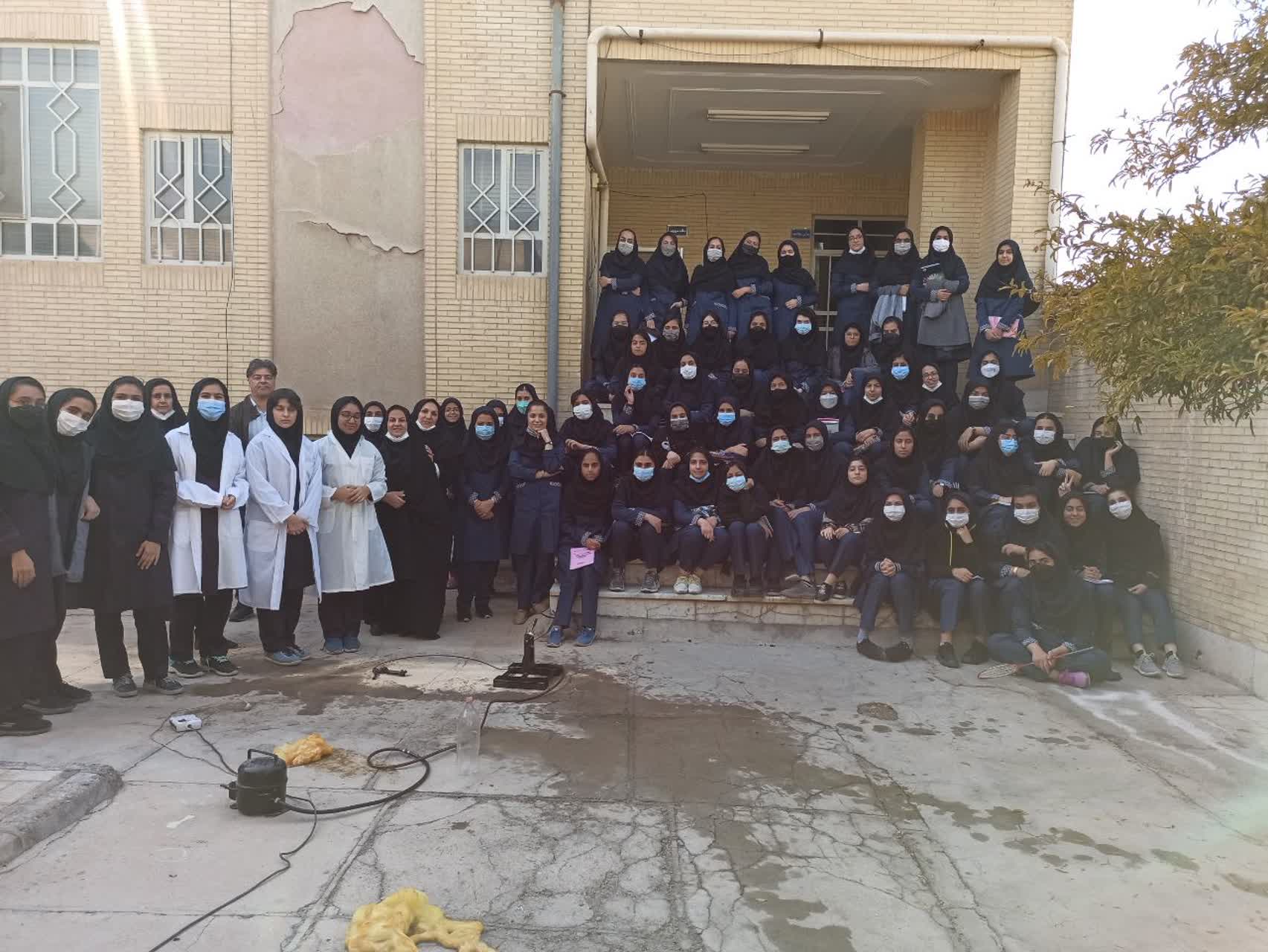 برگزاری روز آزمایشگاه در دبیرستان حضرت الزهرا(س) با گروه سینس پلاس